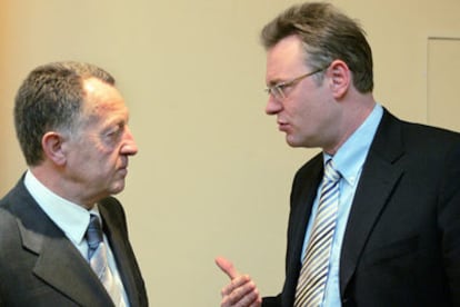 Aulas (izquierda), presidente del Lyon, charla ayer con Dupont tras una conferencia de prensa.