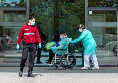 Un sanitario en un centro hospitalario valenciano el pasado mes de marzo.