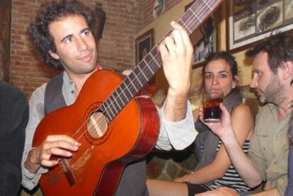 A la guitarra, El Canijo, de los Delinqüentes y en segundo plano, Bebe y el actor Fernando Tejero, en una Noche del Mago.