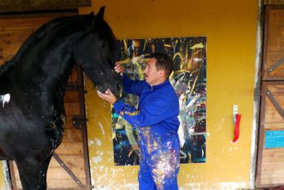 <i>Napoleón</i> (izquierda) y Caballero en su cuadra-estudio en una sesión de trabajo.