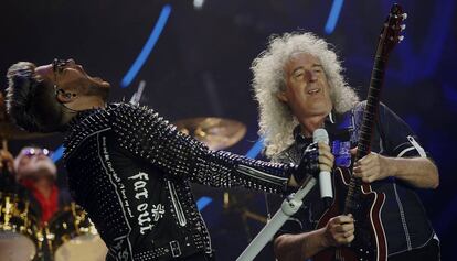 Adam Lambert y Brian May, en el concierto anoche de Queen en Barcelona