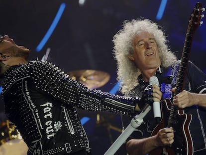 Adam Lambert y Brian May, en el concierto anoche de Queen en Barcelona