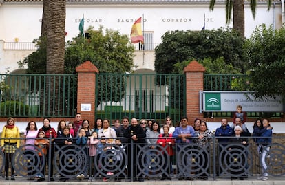 Familias del colegio Sagrado Corazón de Jesús de Tijola (Almería) se reúnen frente al centro para protestar por la falta de profesorado para niños de educación especial.