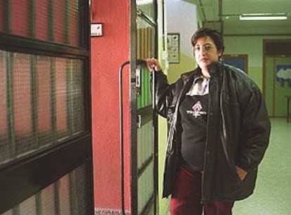 Dolores Ruiz, una de las trece mujeres empresarias, en la portería de un colegio.