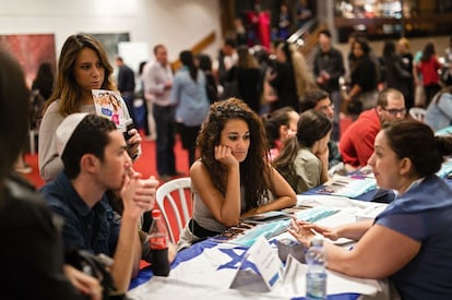 Dos migrantes franceses reciben información en Israel. “Aunque la sociedad es distinta, siento que esta es mi casa”, dice una joven.