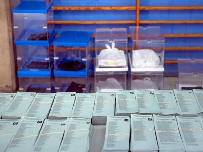 Papeletas y urnas preparadas para las elecciones de este domingo.