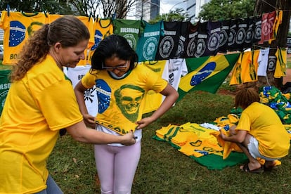 Venta de camisetas de apoyo a Bolsonaro en Brasilia.