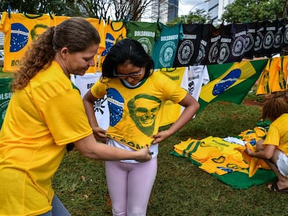 Venda de camisetas em apoio a Bolsonaro em Brasília.