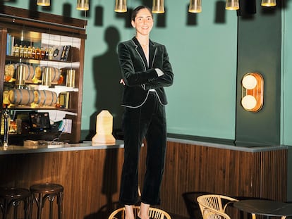 Inés Miró-Sans posa sobre una mesa de Casa Bonay.