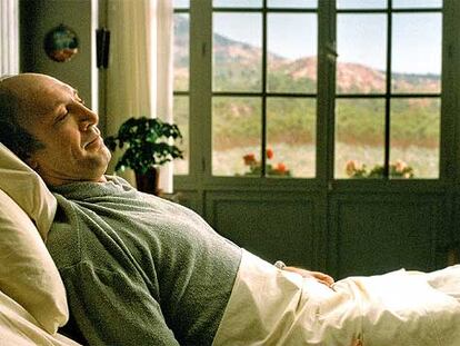 Javier Bardem, en el papel de Ramón Sampedro en <i>Mar adentro</i>, de Alejandro Amenábar.