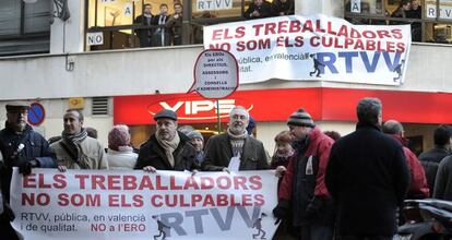 Trabajadores de RTVV concentrados ante la sede del consejo de la empresa.