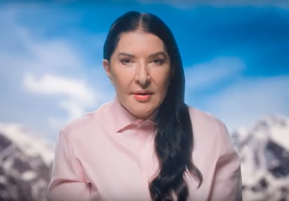 Un fotograma del vídeo en el que Marina Abramovic presenta su línea de productos para el cuidado facial.