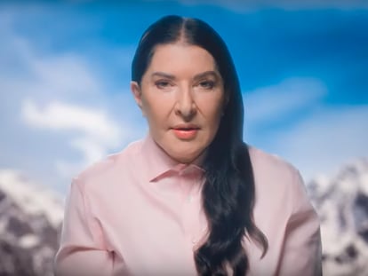 Un fotograma del vídeo en el que Marina Abramovic presenta su línea de productos para el cuidado facial.