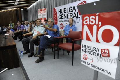 Méndez se dirige a los delegados ugetistas en la sede de la central en Bilbao. A su lado, Dámaso Casado, líder de UGT en Euskadi.