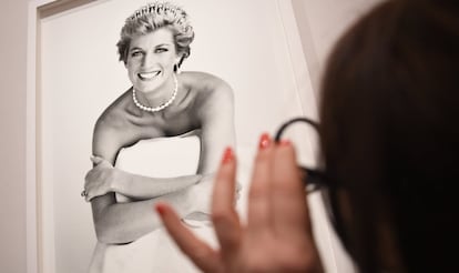 Diana de Gales posa para Mario Testino, en una imagen que ya se ha convertido en una de las más recordadas de la fallecida princesa.