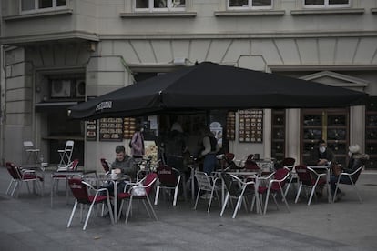 Con las nuevas restricciones impuestas, los bares y restaurantes solo podrán servir para llevar o a domicilio, mientras que el consumo en el interior de los establecimientos queda suspendido. En la imagen, clientes en una terraza del centro de Barcelona. 