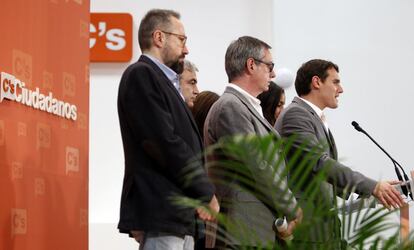 El candidato de Ciudadanos a la Presidencia del Gobierno, Albert Rivera, ofrece una rueda de prensa al término de la reunión de la Ejecutiva Nacional del partido para analizar los resultados.