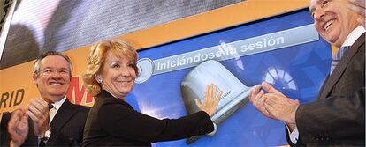 Esperanza Aguirre toca la campana de la Bolsa de Madrid en la apertura de la sesión.