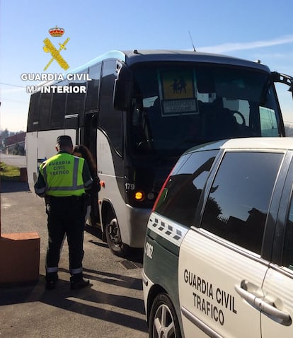 Un control de la Guardia Civil a un autobús escolar en Ordes (A Coruña), en 2022