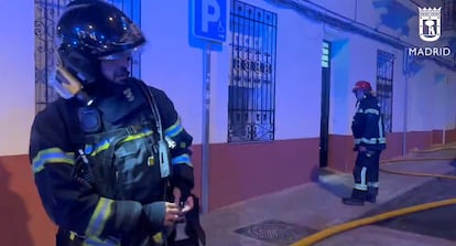 Incendio en una vivienda en la calle de Hacheros, en Puente de Vallecas en Madrid.