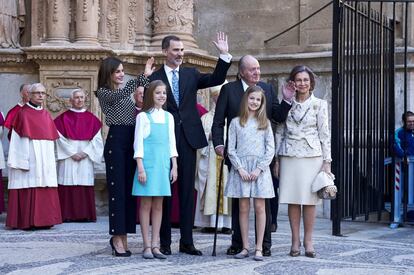 El Rey se ha situado en el centro con un traje de chaqueta de color oscuro y una corbata floreada en tonos azules pastel y marino. A su derecha se ha puesto la reina Letizia, con una blusa vaporosa de color azul marino de lunares blancos y un pantalón palazzo a juego con abotonadura en los laterales. Los reyes eméritos se han situado a la izquierda de don Felipe mientras que la princesa Leonor con vestido corto en tonos pastel y la infanta Sofía con un peto con falda azul turquesa, se han situado en primera fila.