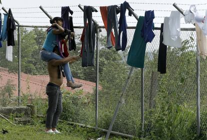 Los migrantes cubanos tiendan sus ropas en un refugios temporal en una escuela en la ciudad de La Cruz, cerca de la frontera entre Costa Rica y Nicaragua. 