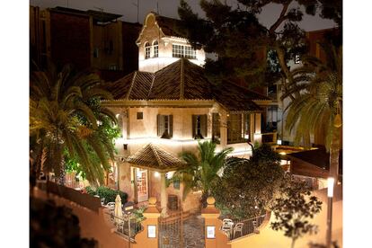 Alejada del centro, como un retazo del pasado, esta antigua mansión de indianos tiene una terraza sombreada y encantadora en la que sirven cócteles, su especialidad, gin tonics y aperitivos desde 1987. Tiene también una zona chill out cubierta perfecta para las noches. Al frente, Cecilia Clavell y sus cuatro hijos. Abierto desde las 19 horas.