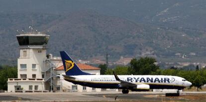 Un avi&oacute;n de Ryanair en el aeropuerto de Reus (Tarragona)