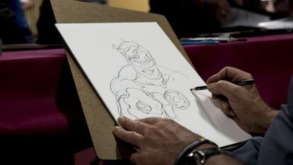José Luis García López realiza un dibujo para un aficionado en la Comic-Con de Gijón.