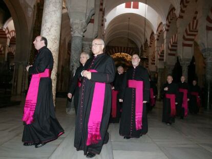 Miembros del cabildo catedralicio durante el acto de canonizaci&oacute;n de Juan Medina en la mezquita de C&oacute;rdoba en enero de 2010. 