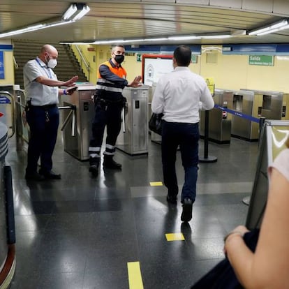 Controles de acceso en la estación de metro de Menéndez Pelayo de Madrid.