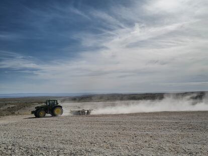 Un tractor arando la tierra en Belchite (Zaragoza).