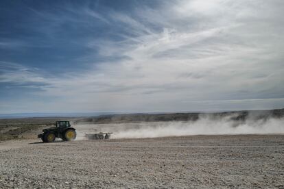 Un tractor araba el martes un terreno en Belchite (Aragón).