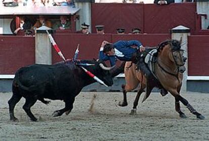 Pablo Hermoso de Mendoza hace la suerte del teléfono en una de sus actuaciones.