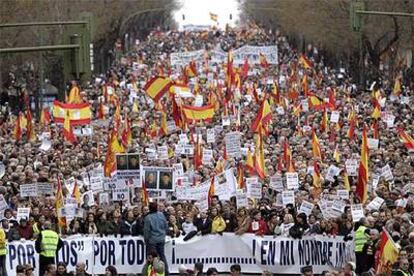 Pancarta principal de la manifestacin que portaban miembros de la Asociacin de Vctimas del Terrorismo.