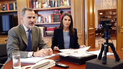 Los reyes de España, Felipe VI y Letizia, mantuvieron este martes una videoconferencia con los responsables del Puerto de Valencia, quiénes les transmitieron que están trabajando sin descanso para abastecer sin problemas a los ciudadanos.