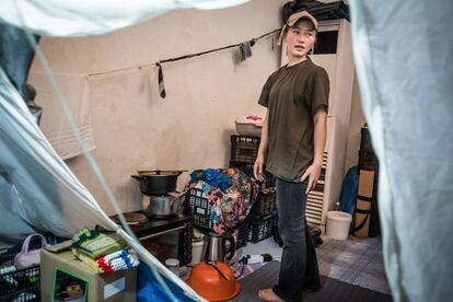 Sohalia, coordinadora de la ONG Yoga y Deporte con Refugiados en Atenas, delante de la tienda del campamento de refugiados en el que viven actualmente su madre y su hermana. La tienda está instalada en lo que antes era el gimnasio del campamento. Ahora hay muchas docenas de tiendas y no queda sitio.