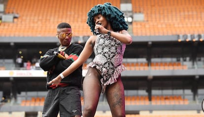El artista nigeriano WizKid y la cantante sudafricana Moonchild Sanelly durante una actuación en el Global Citizen Festival el pasado diciembre en Johannesburgo.