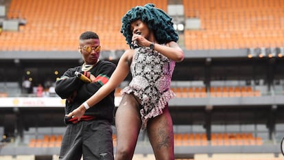 El artista nigeriano WizKid y la cantante sudafricana Moonchild Sanelly durante una actuación en el Global Citizen Festival el pasado diciembre en Johannesburgo.