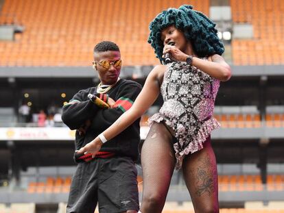 El artista nigeriano WizKid y la cantante sudafricana Moonchild Sanelly durante una actuación en el Global Citizen Festival el pasado diciembre en Johannesburgo.