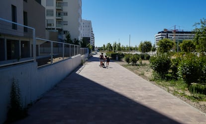 Una pareja, con un carrito de bebés, pasea por una avenida del barrio del El Cañaveral, el pasado 22 de julio.