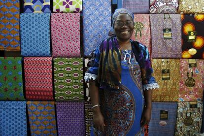 Fofanan Man, empresaria de 59 años, posa en su tienda de textil en Bouake (Costa de Marfil).