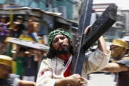 Gerardo Galvez Jr. representa a Jesucristo, durante la representaci&oacute;n de la Pasi&oacute;n en Filipinas. 