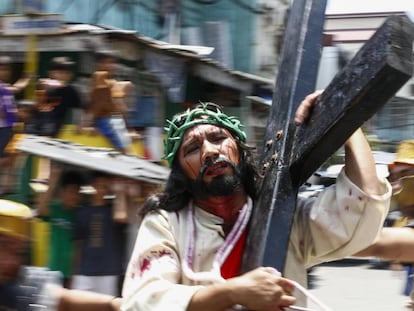 Gerardo Galvez Jr. representa a Jesucristo, durante la representaci&oacute;n de la Pasi&oacute;n en Filipinas. 