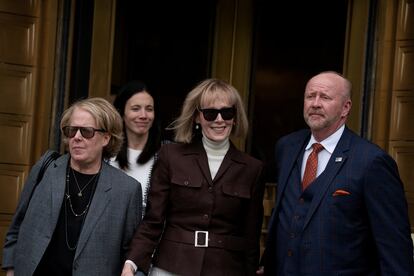 E. Jean Carroll con su equipo legal y, a su derecha, Roberta Kaplan, el 9 de mayo en Nueva York.