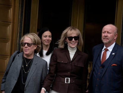 E. Jean Carroll con su equipo legal y, a su derecha, Roberta Kaplan, el 9 de mayo en Nueva York.