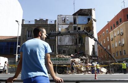 Un hombre observa la fachada derruida del edificio de Bravo Murillo.