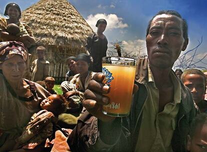 Daimo Meka enseña el agua que sale de los pozos de Oromia, un barro repugnante. A veces conseguir apenas cinco litros por persona, los mismos que se gastan en Occidente cuando alguien tira de la cadena del retrete, supone caminar más de tres horas. El resultado: un líquido insalubre con el que se lavan, beben y cocinan. En Etiopía sólo un 24% de la población dispone de agua potable.