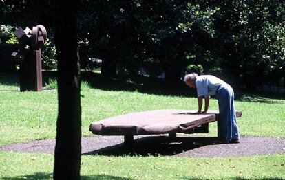 Eduardo Chillida toca su escultura 'Mesa de Luca Pacioli' en el Chillida-Leku. El centro acogerá algunos de los homenajes dedicados al escultor. El 26 de mayo se celebrará un rally fotográfico, mientras que en junio el museo acogerá unos juegos olímpicos de matemáticas.