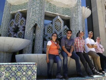 José María Ruibérriz (de blanco), junto a jóvenes palestinos e israelíes.